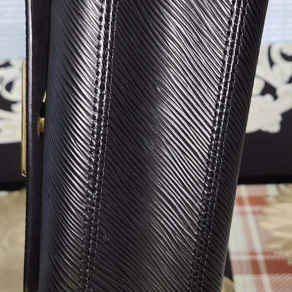 Louis Vuitton - Picture 5 of 9